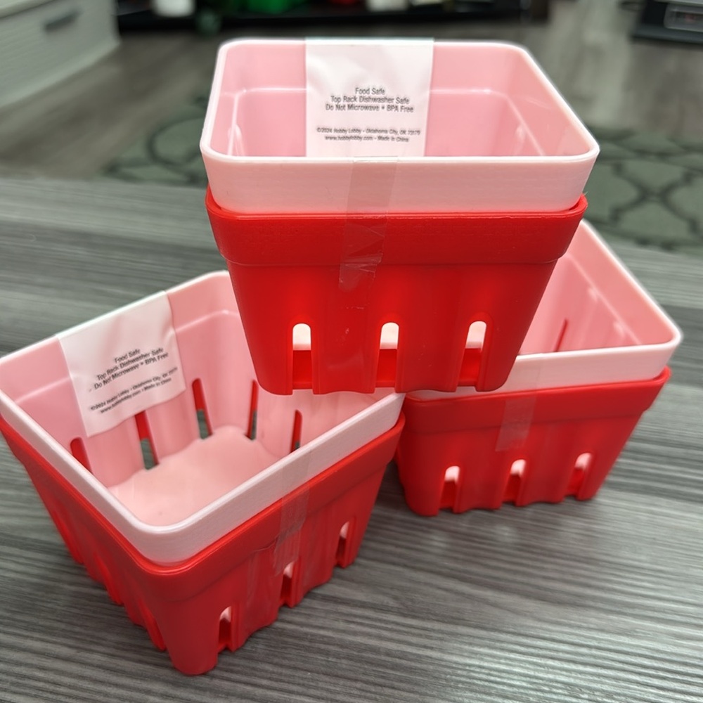 Market Square Red and Pink Food Safe plastic containers 6 in the bundle 3 red